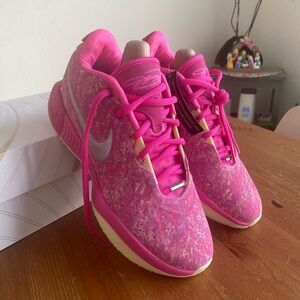 Nike LeBron 21 The World is Your Oyster. Pink. Size Men 9. Women 10.5